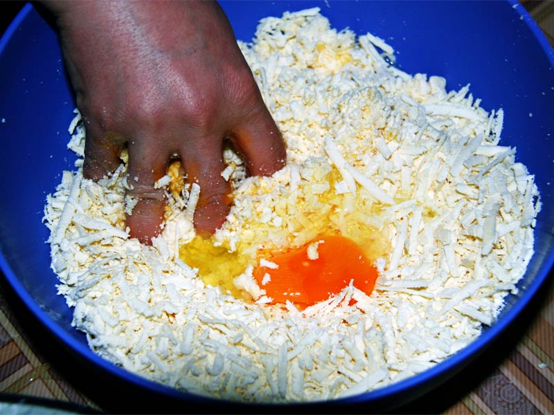 Тертый сыр с яйцом