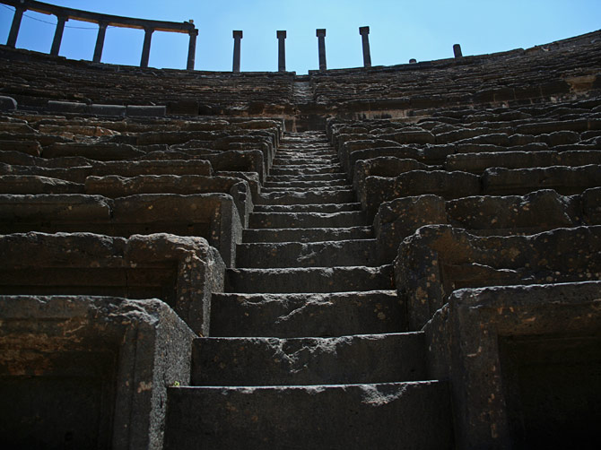 Лестница в амфитеатре Босры, Сирия