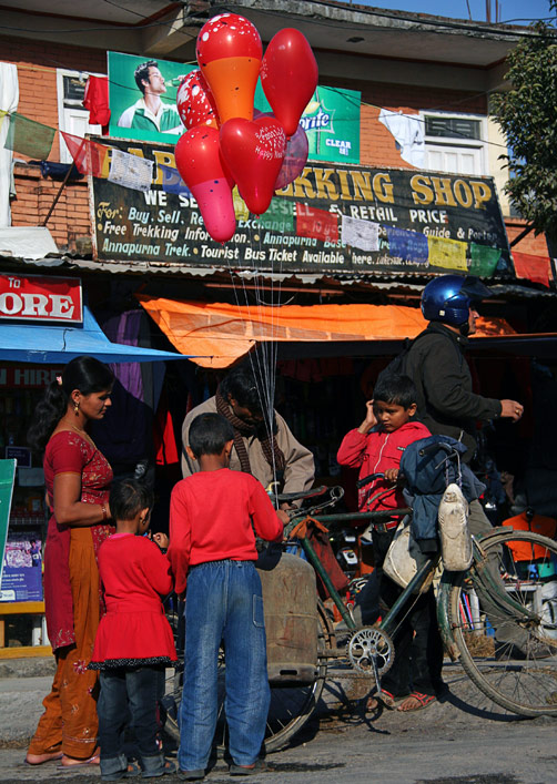 Детвора с надувными шариками на уличном фестивале в Покхаре, Непал