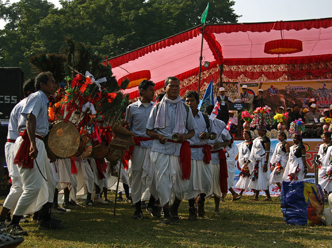 Одна из народностей Непала, фестиваль "Слоновьи бега", Читван, Непал