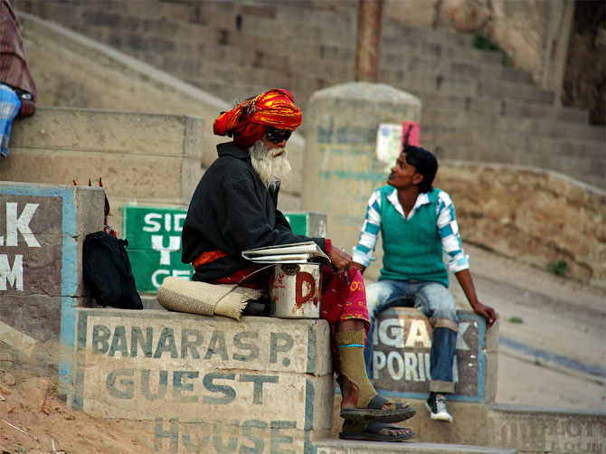 Аскет в драных носках, Варанаси, Индия