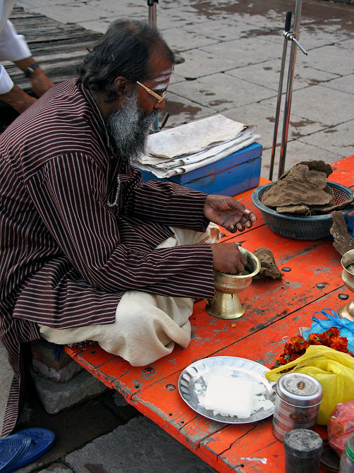 Брамин готовится к аарти в Варанаси, Индия