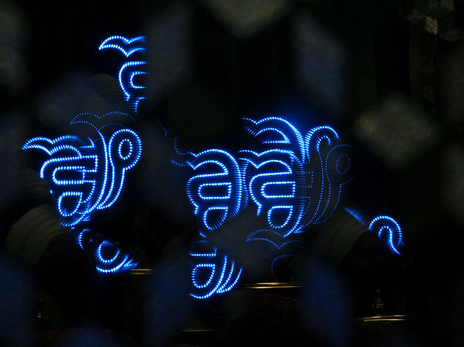 Отражение в зеркальном зале гурудвары, Маникаран, Индия