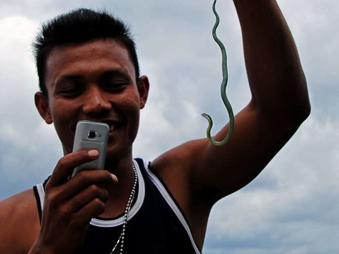 Рыбак и змейка, остров Ве, Суматра, Индонезия