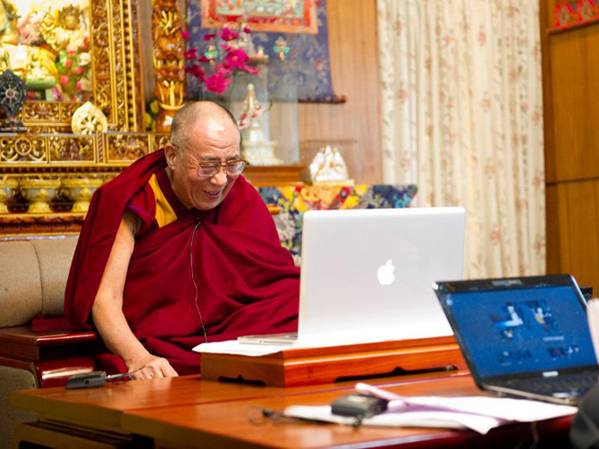 Далай-лама XIV за ноутбуком