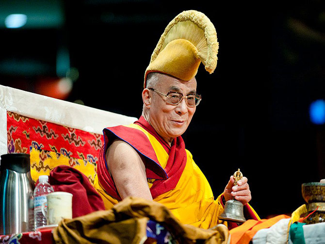 Далай-лама XIV в традиционном головном уборе