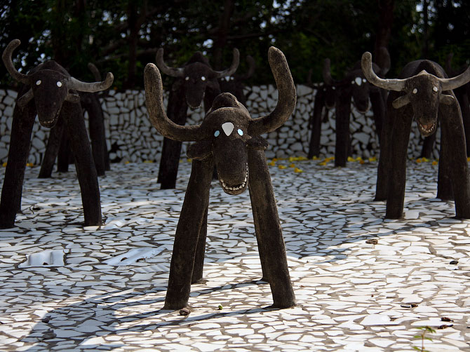 Статуи коров в Парке камней, Чандигар, Индия
