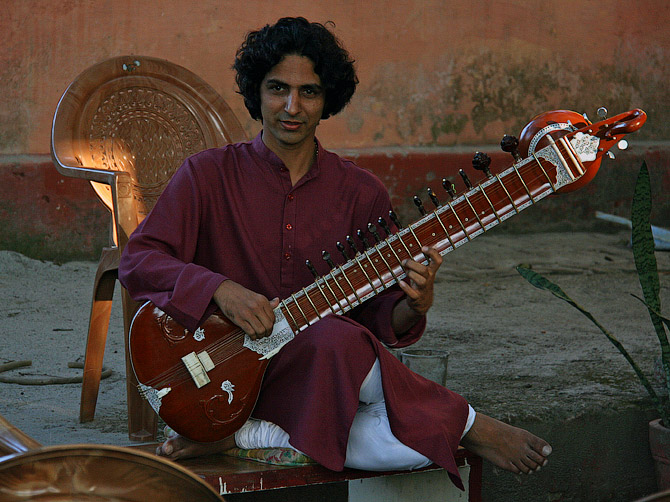Индийский музыкант с ситаром, Ришикеш
